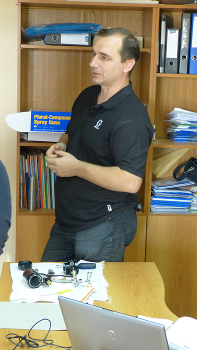 Андрей Попов объясняет как правильно разобрать истолет-распылитель